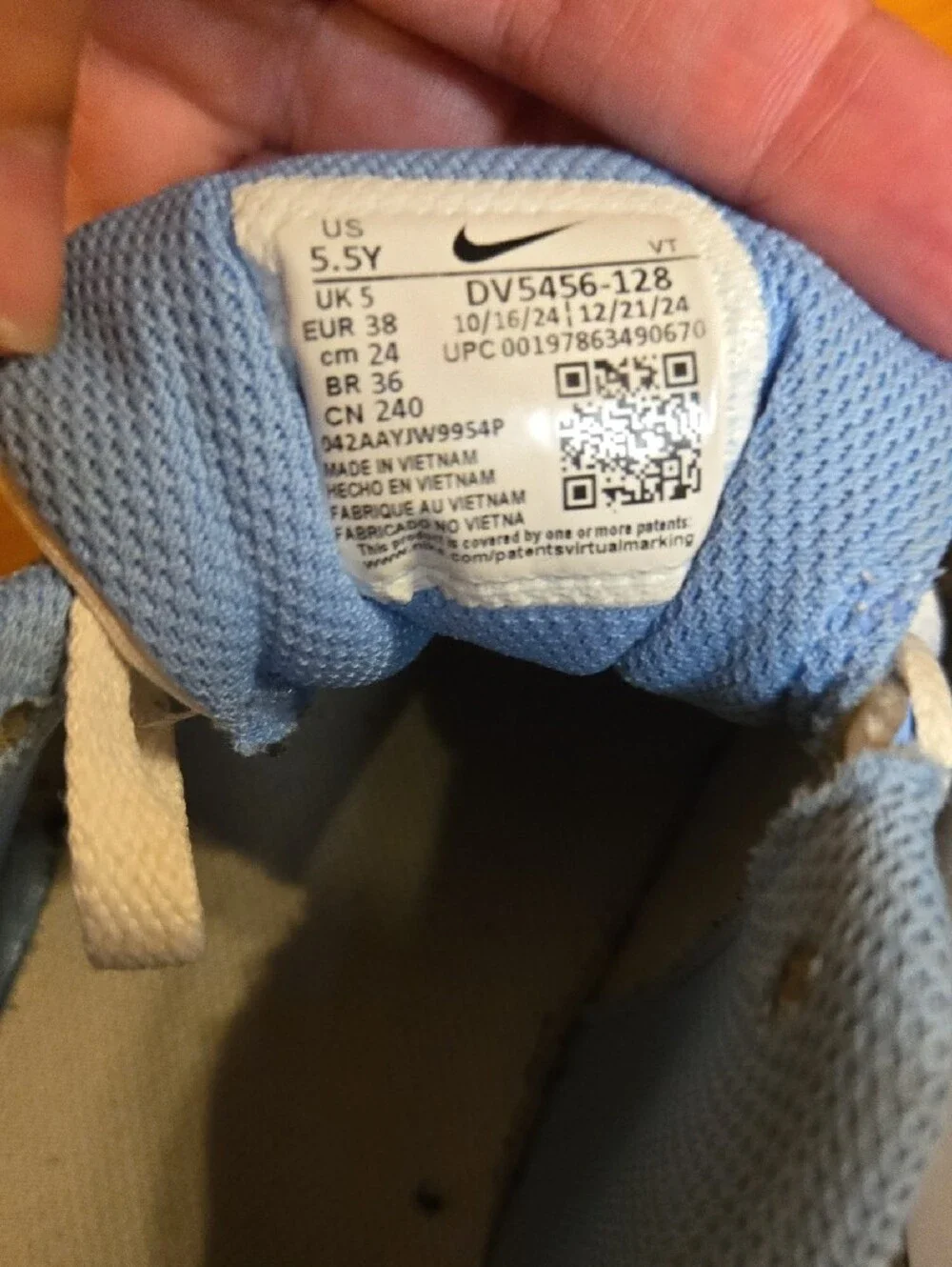 Nike Kids Youth Low-Top Sneakers in White and Light Blue